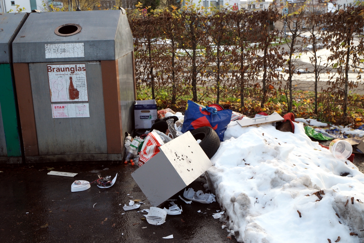 Müll am Containerplatz