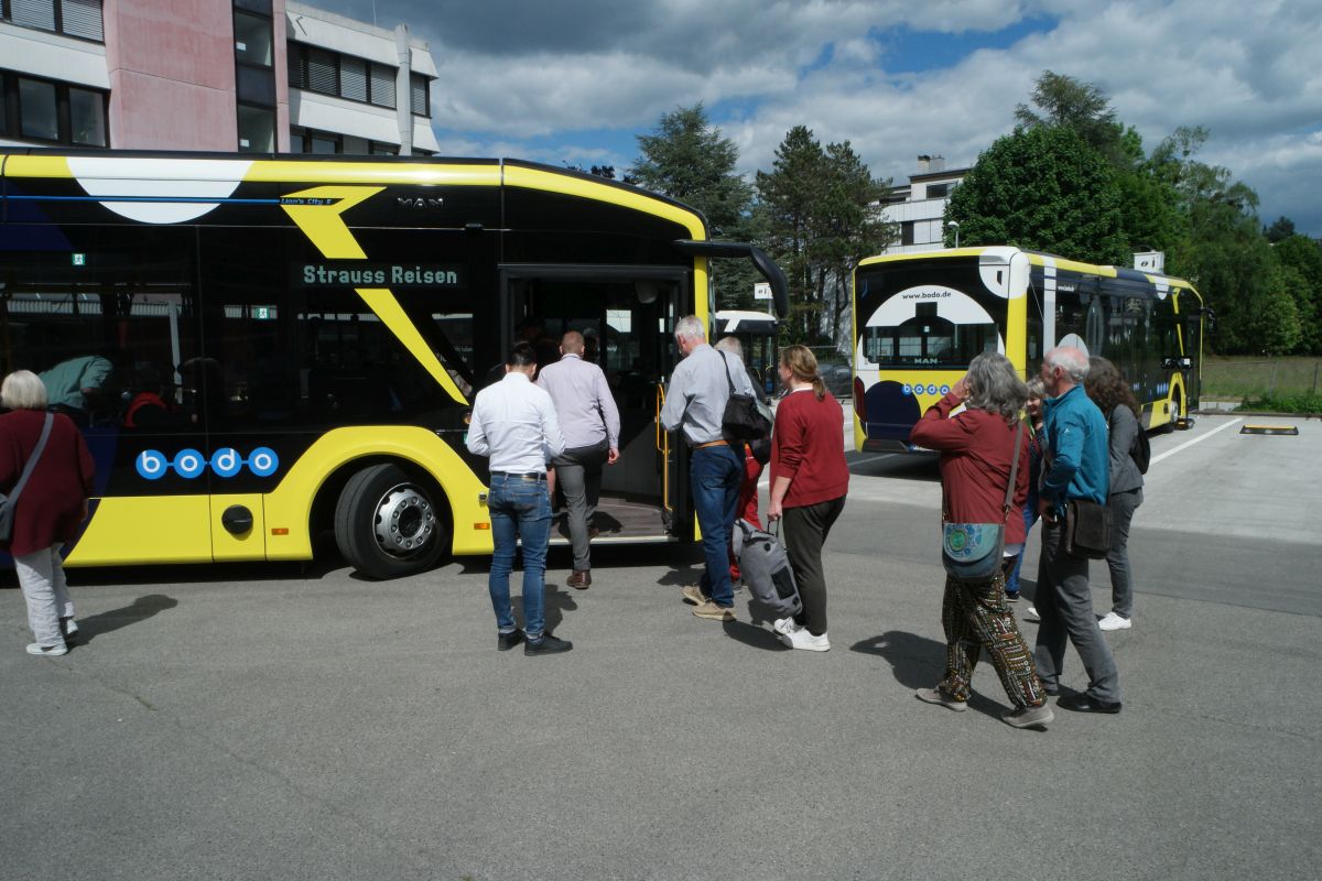 Aufbruch zur Sonderfahrt mit dem E-Bus
