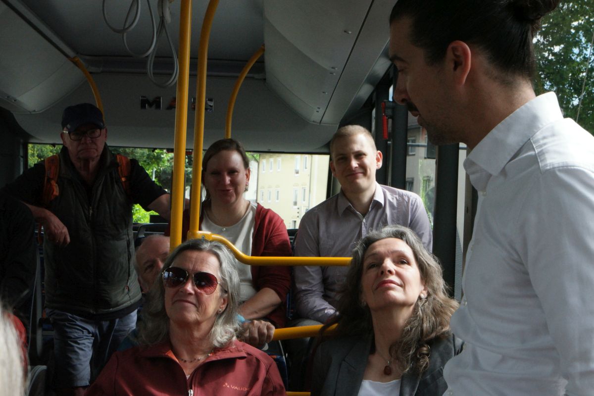 Landtagskanidatin Anna Wiech und Zweitkandidat Max Betten im Bus