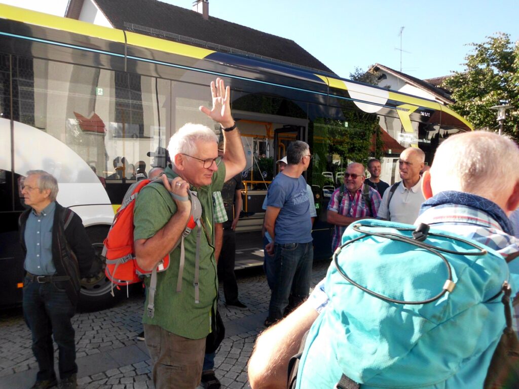 Johannes Übelhör begrüßt alle Teilnehmer:innen nach der Ankunft mit dem Elektrobus in Wildpoldsried