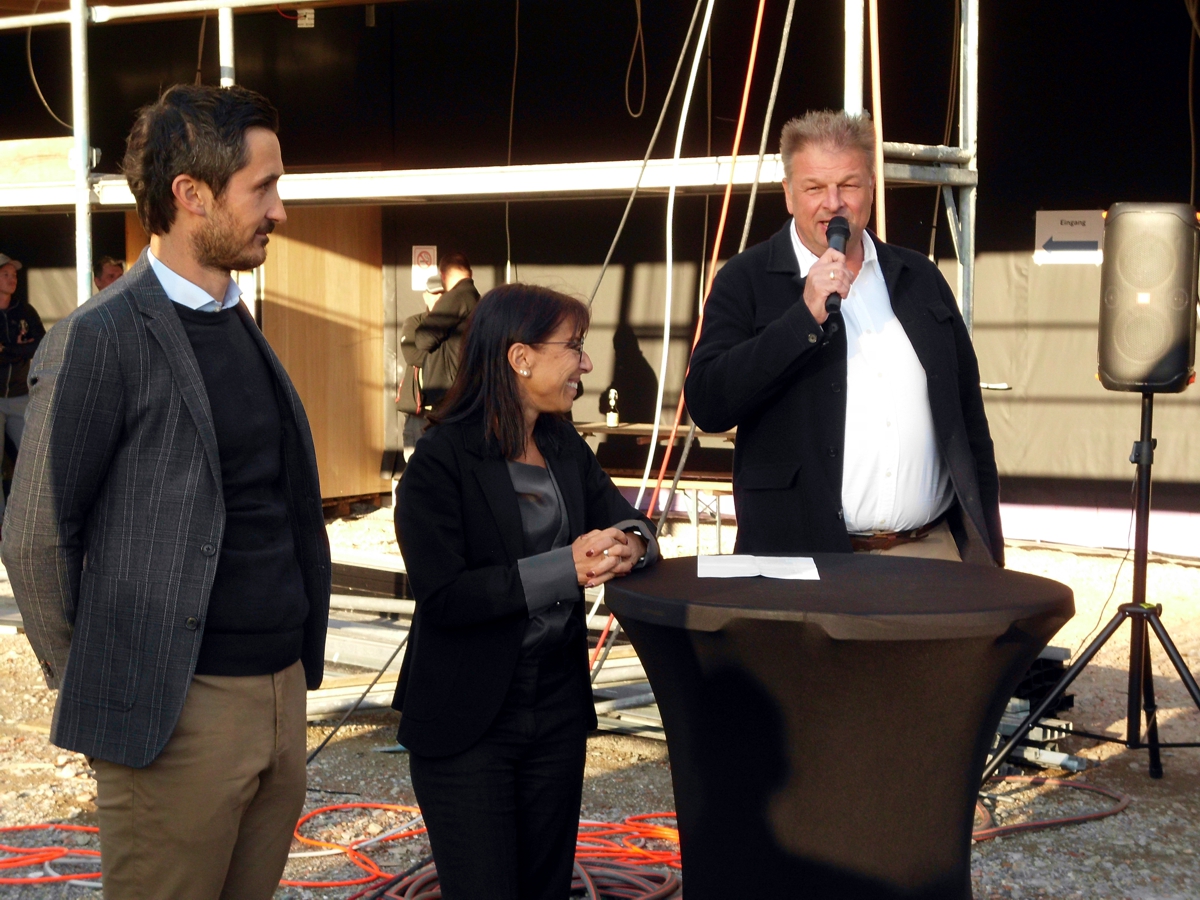 Bürgermeisterin Regine Rist, Klaus Chlopik (r) vom Amt für Hochbau und Energie und ein Vertreter der Baufirma i+R Gruppe (l)